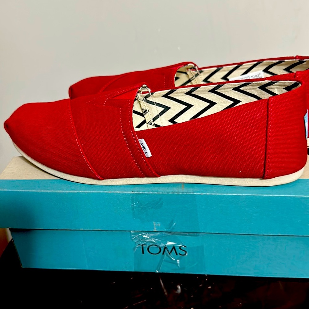 Tom’s red alpargata